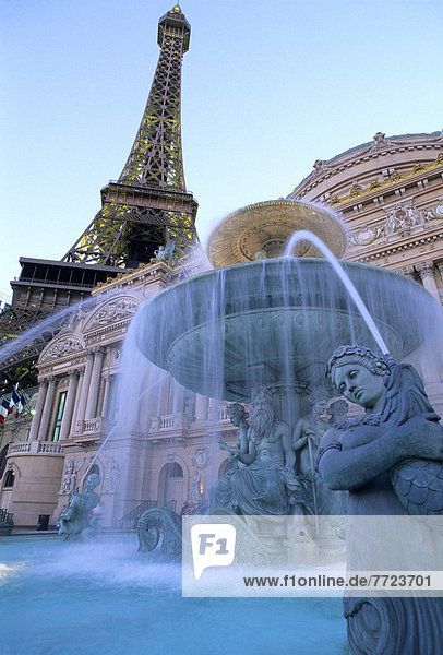 Springbrunnen  Brunnen  Fontäne  Fontänen  französisch  über  Gebäude  aufwärts  Fassade  Nevada  Wiederholung  Eiffelturm  Las Vegas