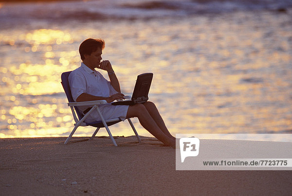 Mann  Computer  Notebook  sitzend  Stuhl  Strand  arbeiten