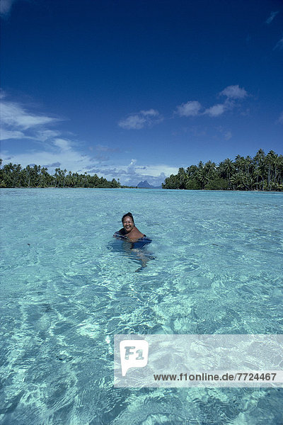 zwischen  inmitten  mitten  Wasser  Frau  Kälte  Französisch-Polynesien  Motu