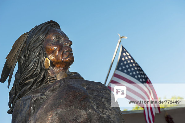 Vereinigte Staaten von Amerika  USA  Freitag  gehen  Nacht  Fernverkehrsstraße  Galerie  Statue  Fahne  Indianer  amerikanisch  Ethnisches Erscheinungsbild  Bronze  Schlucht  New Mexico