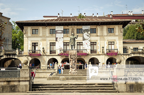 Wohnhaus Stadtplatz Kultur Statue Spanien Baskenland