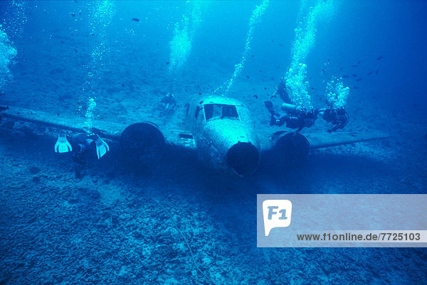 Hawaii  Oahu  Airplane Wreck Off Waianae Coast  Divers C1326