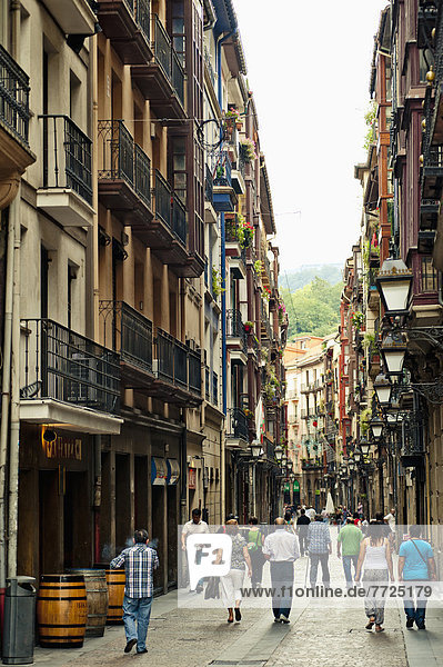Straße Bilbao schmal alt Viertel Menge Spanien Baskenland