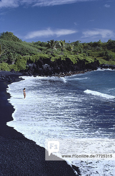 Hawaii  Big Island  Frau  gehen  Strand  Küste  schwarz  Sand  vorwärts  Hawaii