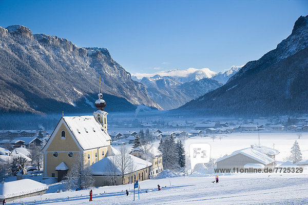 Landschaftlich schön  landschaftlich reizvoll  Berg  Snowboard  bedecken  Urlaub  Ski  Österreich  Schnee