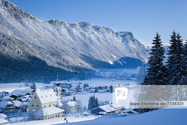 Berg  bedecken  Tal  Kirche  Dorf  Ski  Sehenswürdigkeit  Österreich  unterhalb  Schnee