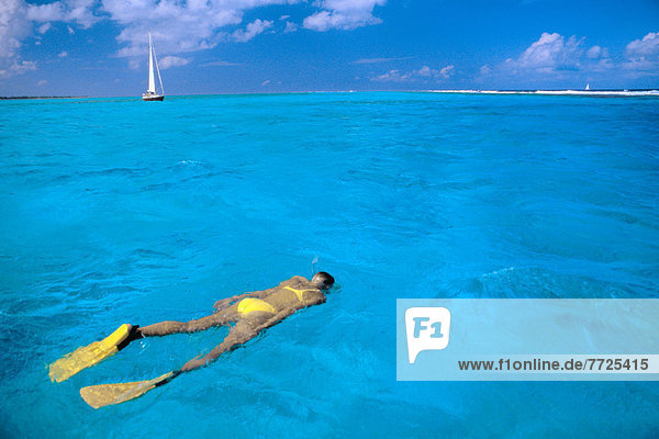 entfernt  Bodenhöhe  Wasser  Frau  über  Ozean  Tretboot  Karibik  schnorcheln  Ansicht  türkis  Cayman-Inseln