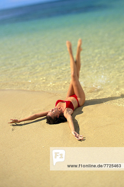 Frau  Strand  Bikini  Hingebung  rot