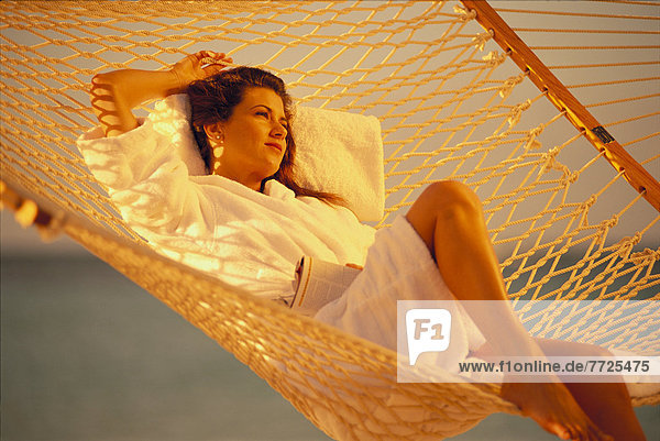 Wasserrand  durchsichtig  transparent  transparente  transparentes  Wasser  Frau  Entspannung  Stuhl  Strand  türkis