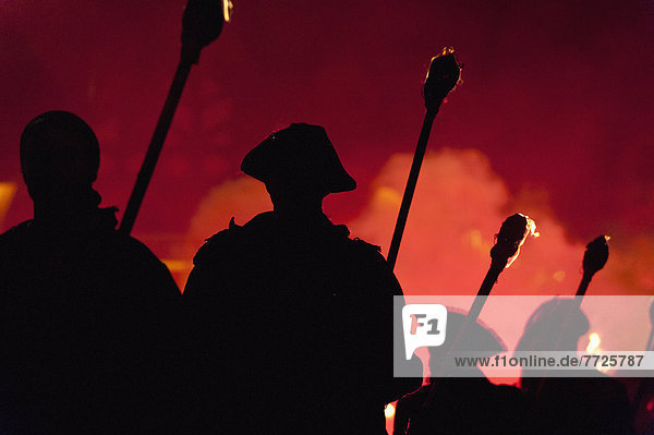 beleuchtet  verbrennen  gehen  Nacht  Großbritannien  Silhouette  rot  Pirat  Freudenfeuer  East Sussex  Schlaghose