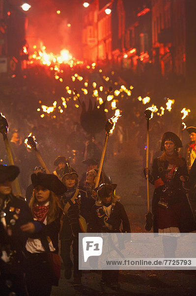 Nacht  Großbritannien  Straße  Ehrfurcht  Kleidung  Verbindung  Pirat  Freudenfeuer  East Sussex  marschieren  Prozession