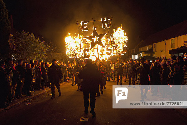 verbrennen  Mensch  Menschen  tragen  Nacht  Großbritannien  Gesellschaft  Reklameschild  Karneval  Mohn  Halland  Freudenfeuer  East Sussex