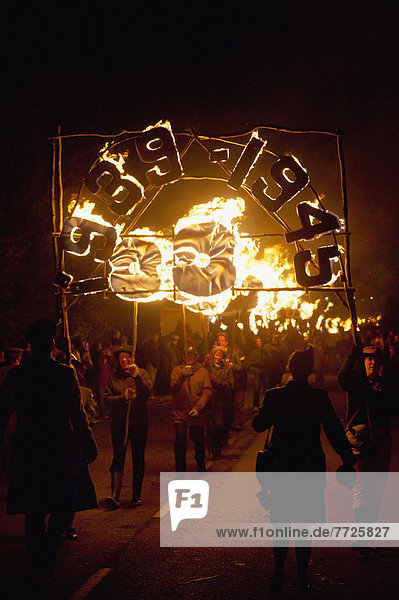 verbrennen  Mensch  Menschen  tragen  Nacht  Großbritannien  frontal  Desorientiert  Reklameschild  groß  großes  großer  große  großen  Mohn  Freudenfeuer  East Sussex