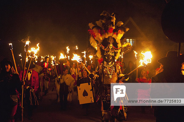 Mann  Nacht  Großbritannien  Krieger  Kleidung  Freudenfeuer  East Sussex  Prozession  Zulu