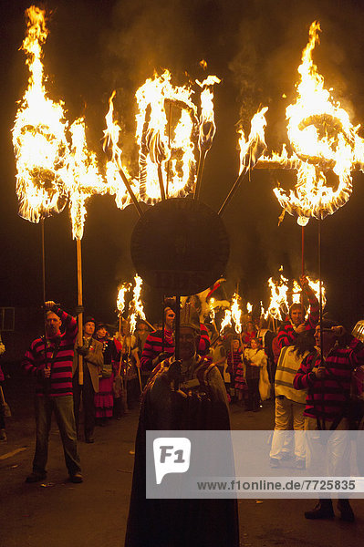 verbrennen  Mann  Mensch  Menschen  Nacht  Großbritannien  frontal  Kleidung  Reklameschild  Menschlicher Kopf  Menschliche Köpfe  Freudenfeuer  East Sussex  Prozession