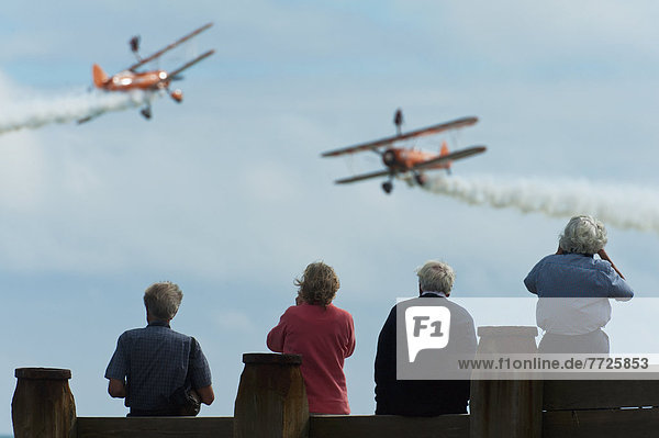 Luftfahrtschau  Gehhilfe  Mensch  sehen  Menschen  Großbritannien  Aktion  Eastbourne UK  Ufer  East Sussex