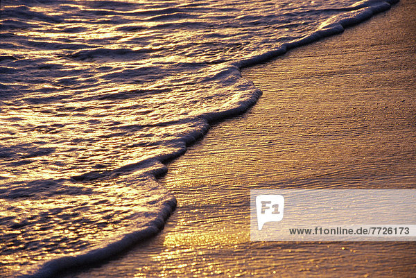 Seifenschaum Schaum Detail Details Ausschnitt Ausschnitte Bewegung Küste Sand Muster Hawaii Oahu
