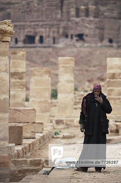 rauchen  rauchend  raucht  qualm  qualmend  qualmt  Zigarette  Großstadt  Verkäufer  Souvenir  Naher Osten  antik  Petra