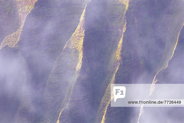 Detail  Details  Ausschnitt  Ausschnitte  Berg  Felsen  Wolke  Steilküste  Dunst  Sonnenlicht  Hawaii  Kauai  Na Pali Coast