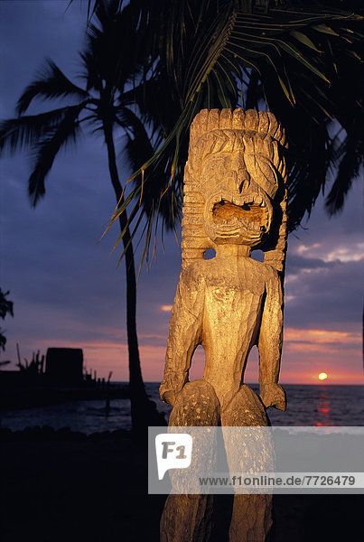 Hawaii  Big Island  Place Of Refuge Pu'u Honua O Honaunau Close-Up Ohia Wood Ki'i Religious Carvings At Sunset  Ocean D1593