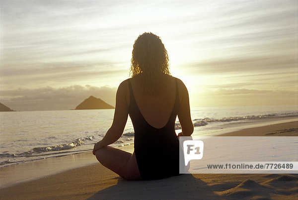 hinter Helligkeit Frau sitzend Strand Sonnenaufgang Meditation Ansicht in die Augen sehen ansehen Angesicht zu Angesicht gegenüber