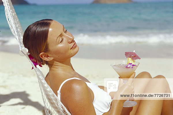 Tropisch  Tropen  subtropisch  Frau  Getränk  Entspannung  Strand  Hängematte  Ansicht  Seitenansicht