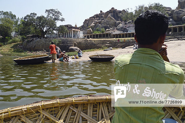 kegelförmig  Kegel  schieben  Produktion  Boot  Hemd  rasierter Kopf  Fluss  Kleidung  Bambus  Indien  Karnataka