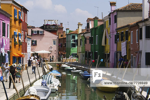 Farbaufnahme Farbe Wohnhaus Straße Stilleben still stills Stillleben vorwärts Burano Italien