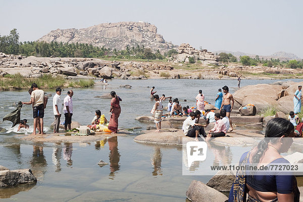 Mensch  Menschen  baden  Hügel  hoch  oben  Hintergrund  Fluss  vorwärts  Hampi  Indien  Karnataka