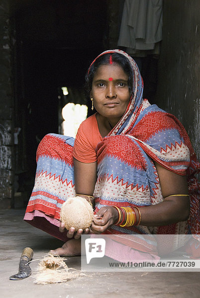 Frau  schnitzen  Kokosnuss  Indien  Orissa