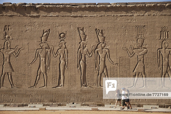 Wand  gehen  Tourist  Nostalgie  schnitzen  Gott  Ägypten  Rückansicht  Edfu
