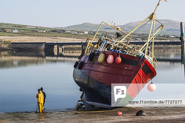Wasserrand  stehend  nebeneinander  neben  Seite an Seite  Verkehr  nass  Großbritannien  angeln  Fischer  groß  großes  großer  große  großen  Kerry County  Irland  Iveragh Halbinsel
