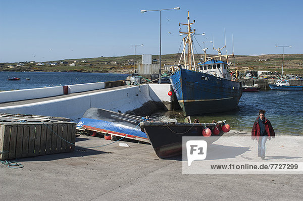 Fischereihafen  Fischerhafen  Wasserrand  nebeneinander  neben  Seite an Seite  Frau  gehen  Großbritannien  Boot  angeln  Kerry County  Irland  Iveragh Halbinsel