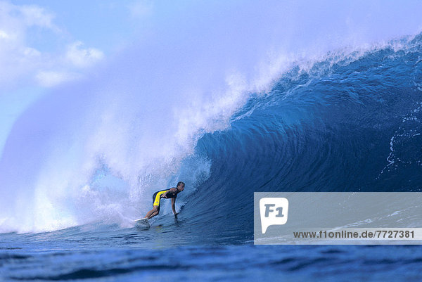 groß großes großer große großen Hawaii North Shore Oahu Pipeline Wellenreiten surfen Wasserwelle Welle