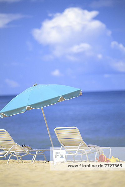 Wasser  Stuhl  Strand  Regenschirm  Schirm  Himmel  Paar  Paare  weiß  Sand  blau  Sonnenschirm  Schirm