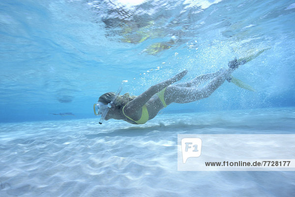 Frau  Ozean  Unterwasseraufnahme  seicht  Karibik  Ansicht  Seitenansicht  türkis  schnorcheln  Cayman-Inseln  Schnorchler
