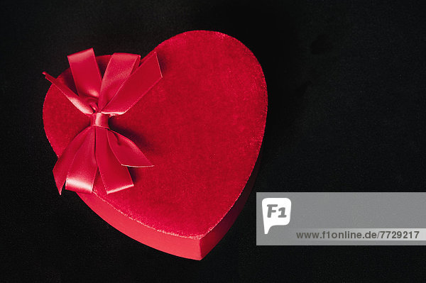 schwarz  Hintergrund  herzförmig  Herz  Valentinstag  Süßigkeit
