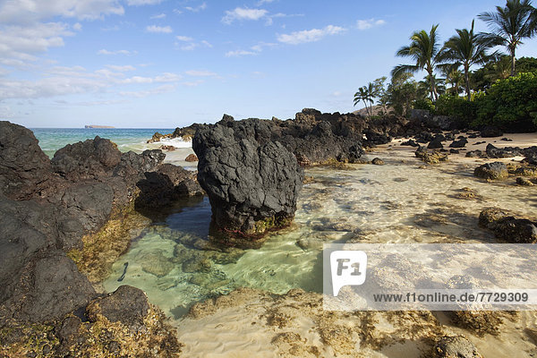zwischen  inmitten  mitten  Felsbrocken  durchsichtig  transparent  transparente  transparentes  Schönheit  Ozean  Lava  Hawaii  Maui