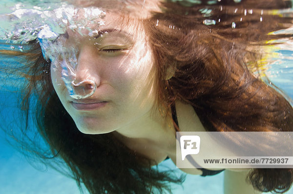 Hawaii  Big Island  Hapuna Bay  Young Brunette Woman Swimming Underwater.