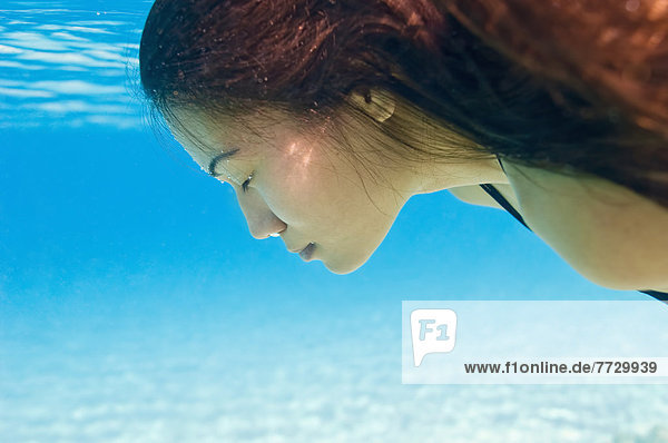 Hawaii  Big Island  Hapuna Bay  Young Brunette Woman Swimming Underwater.