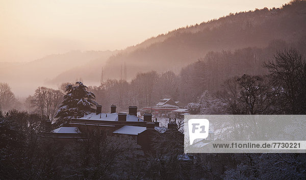 Winter über Hügel Nebel Derbyshire England