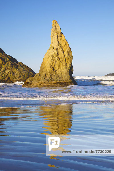 Vereinigte Staaten von Amerika  USA  niedrig  Felsbrocken  Strand  Gezeiten  Anordnung  Bandon  Oregon
