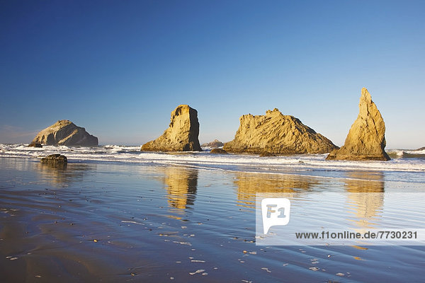 Vereinigte Staaten von Amerika  USA  niedrig  Felsbrocken  Strand  Gezeiten  Anordnung  Bandon  Oregon