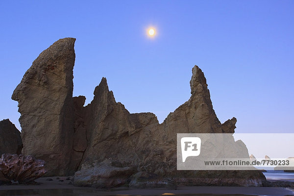 Vereinigte Staaten von Amerika  USA  niedrig  Felsbrocken  über  Gezeiten  Anordnung  Mond  Bandon Beach  Oregon