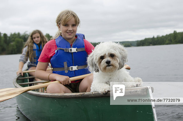 Laubwald  Hund  See  Kanu  2  Mädchen  Kanada  Ontario