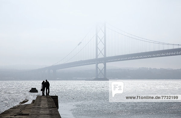 stehend Wasser Silhouette über Brücke Nebel hinaussehen Ende