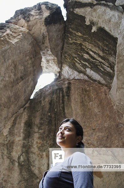 junge Frau junge Frauen Höhle Mexiko Guanajuato