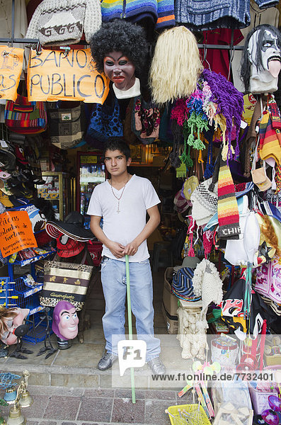 stehend  Portrait  Junge - Person  frontal  Souvenir  Mexiko  Laden  Guanajuato