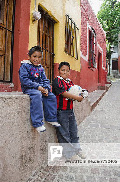 Portrait  Junge - Person  Gasse  Stadt  Mexiko  2  jung  Fußball  Ball Spielzeug  Guanajuato  alt  spanisch