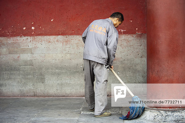 Mann  Boden  Fußboden  Fußböden  Säule  rot  Beton  reinigen  Peking  Hauptstadt  China